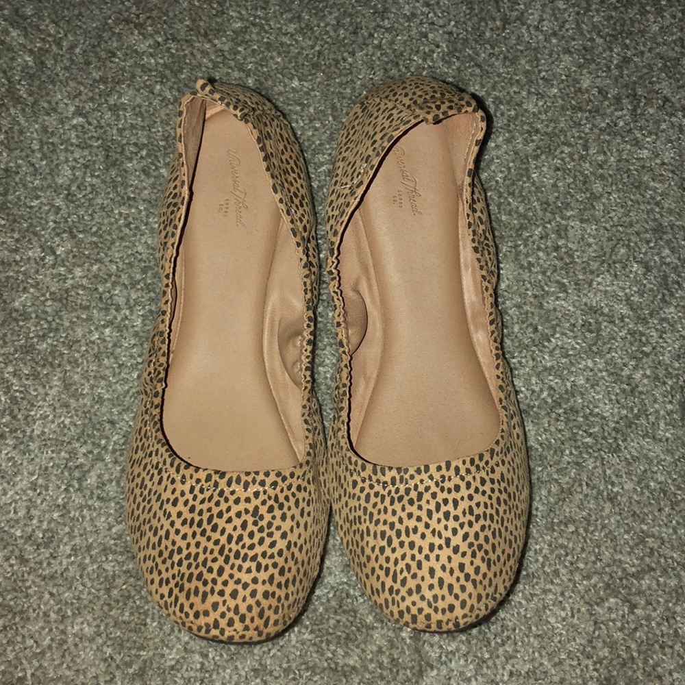 Universal Thread Black and Tan Padded Flat